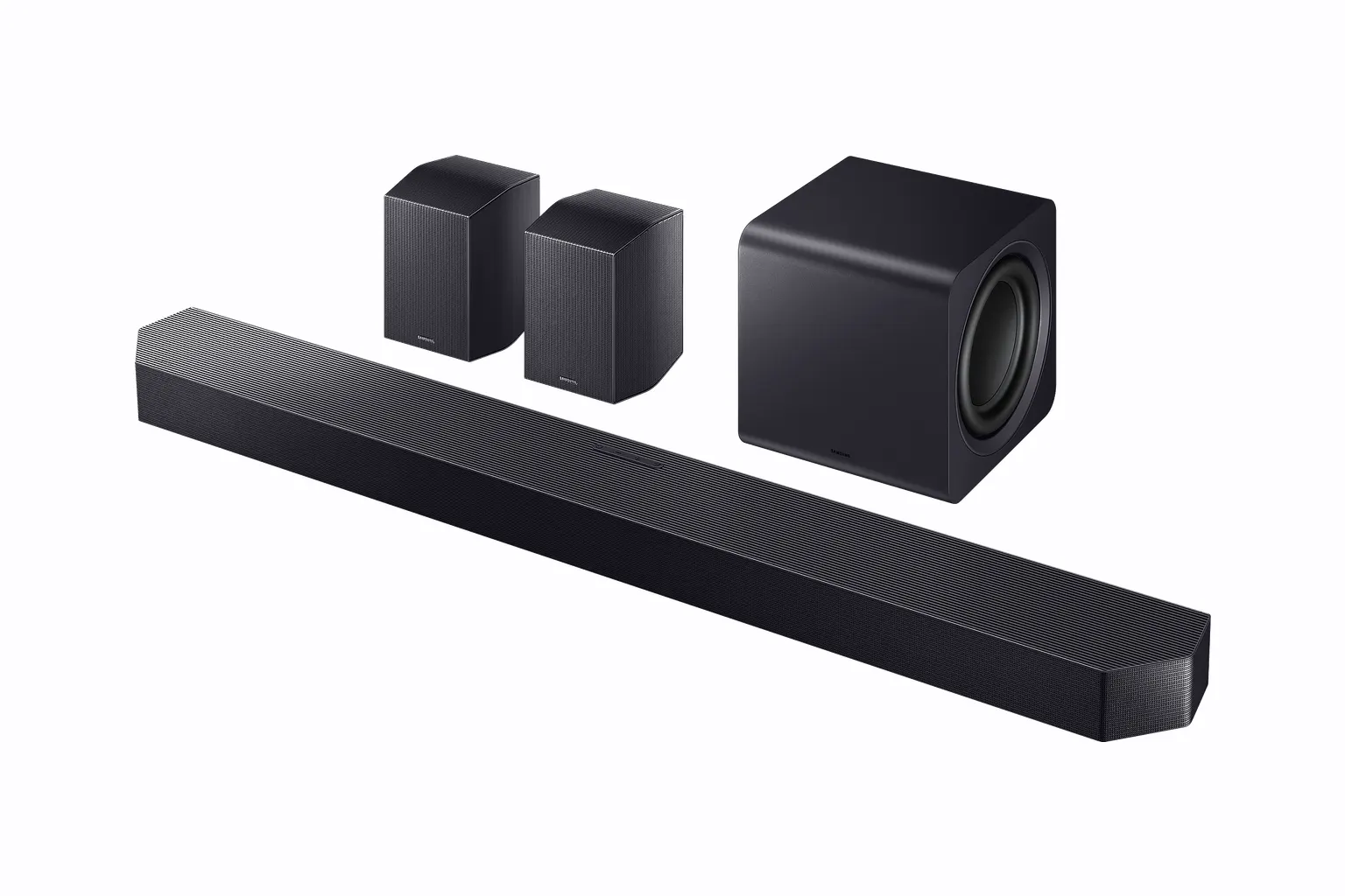 L’ensemble Samsung HW-Q990F complet : la barre de son devant, les deux enceintes arrière et le caisson derrière